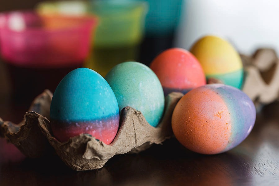 Ostereier in verschiedenen Farben