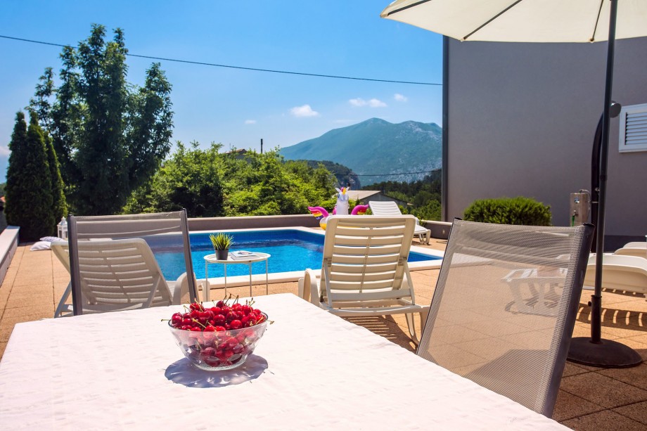 Relaxing area next to the pool