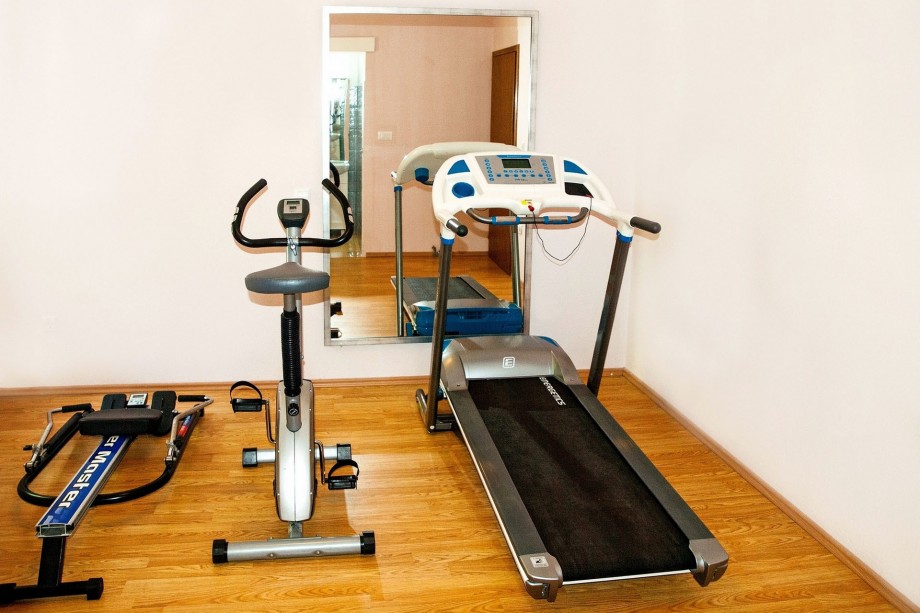 Fitness room with bathroom on ground floor - pool level, only for you