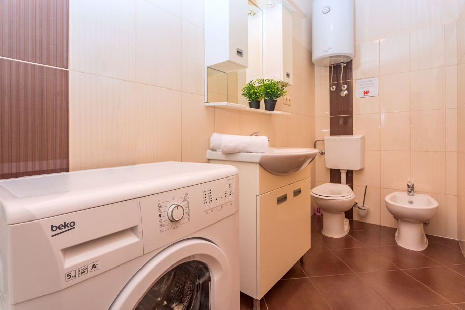Bathroom with toilete, shower and washing machine in AP2
