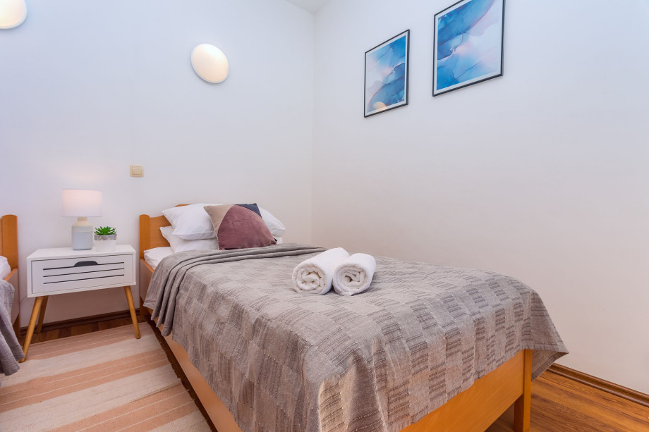 Bedroom No2 with 2 single bed in AP2