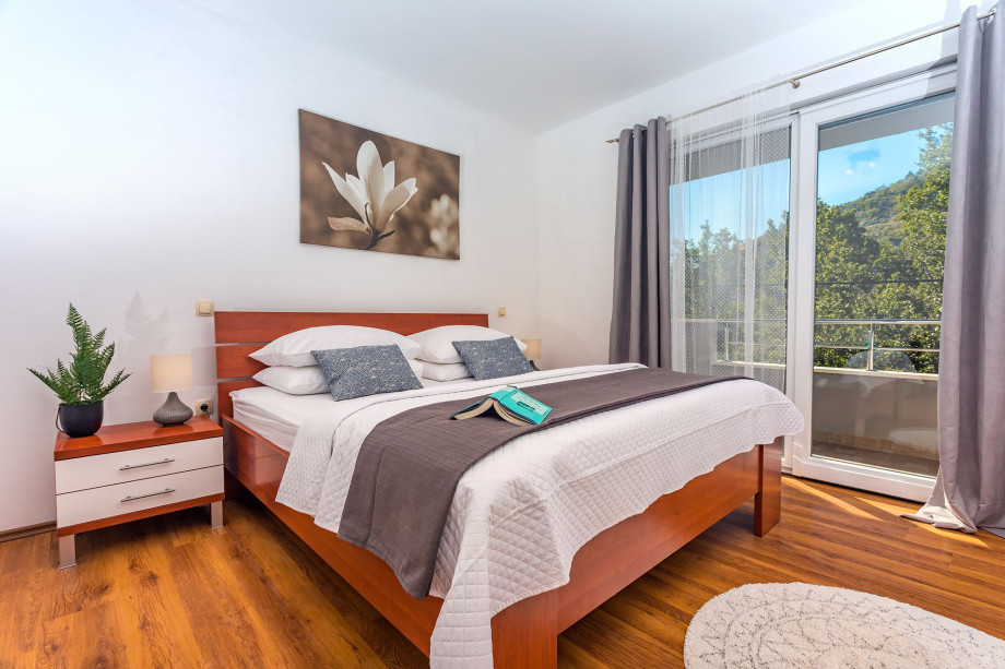 Bedroom No1 with double bed, baby cot and balcony in AP1