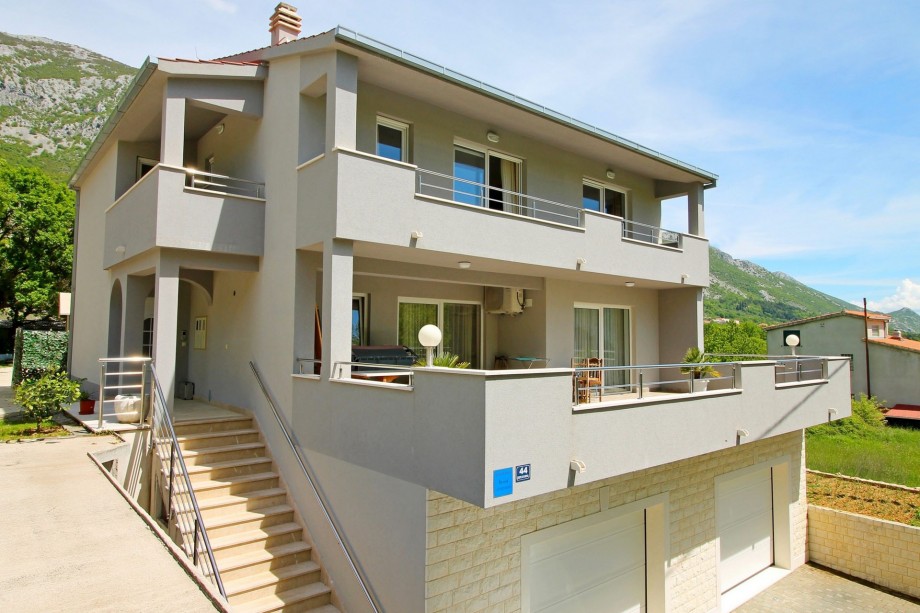 VILLA ANTONY- upper floor with separated entrance is just for youtotal privacy