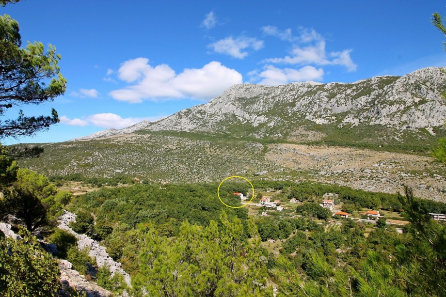 The location of the Apartment Villa Anton in mountain and village environment