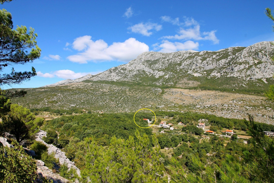 The location of the Apartment Villa Anton in mountain and village environment