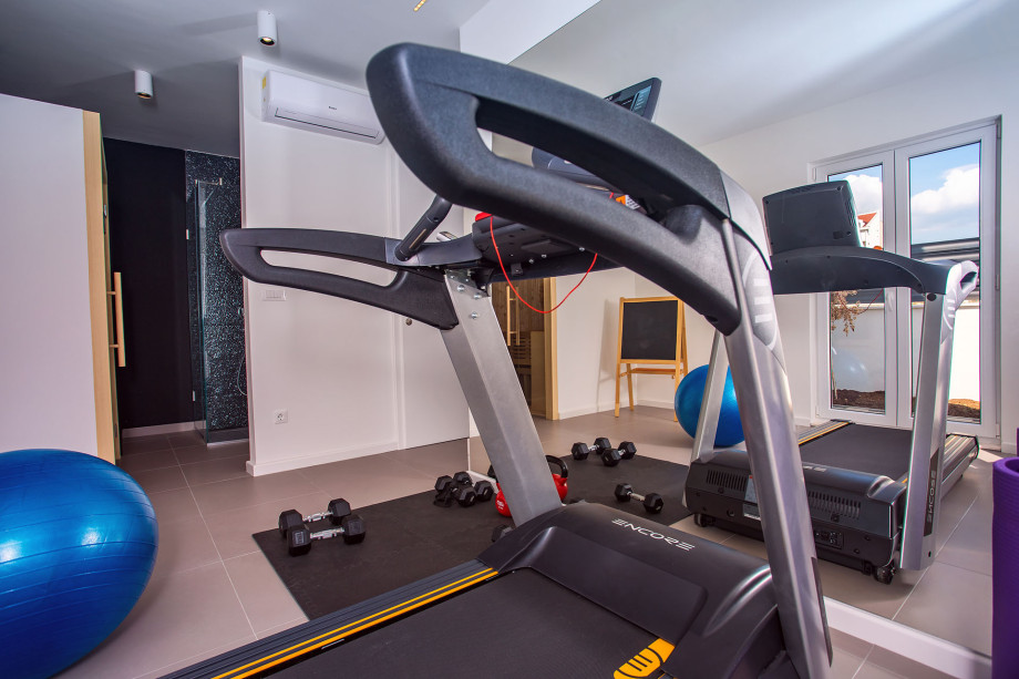 fitness equipment next to the sauna with shower