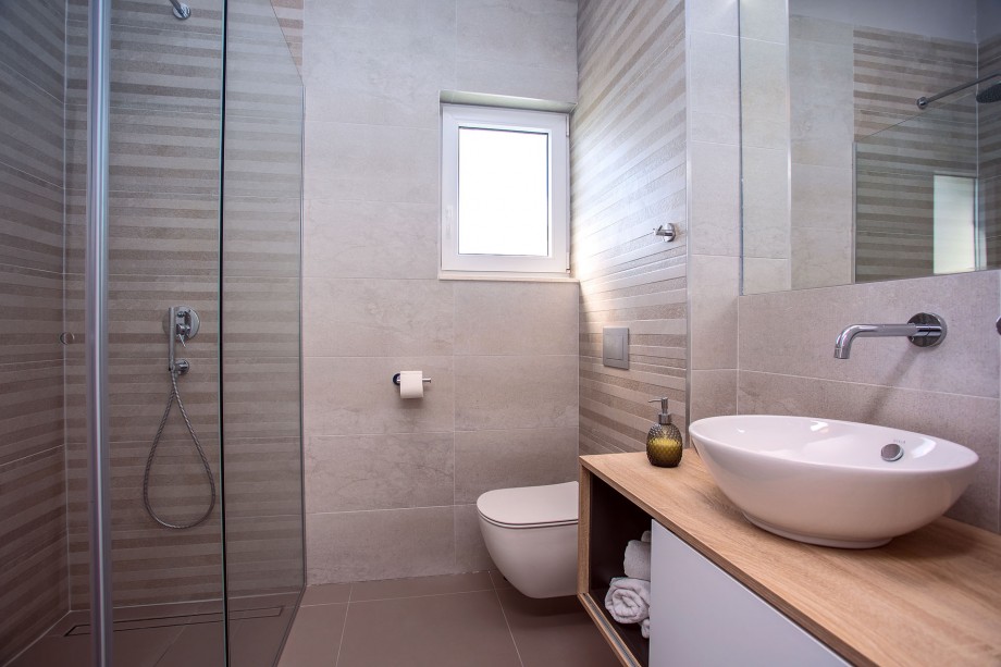 en-suite Bathroom with shower in bedroom No. 2
