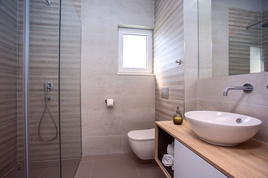 en-suite Bathroom with shower in bedroom No. 2
