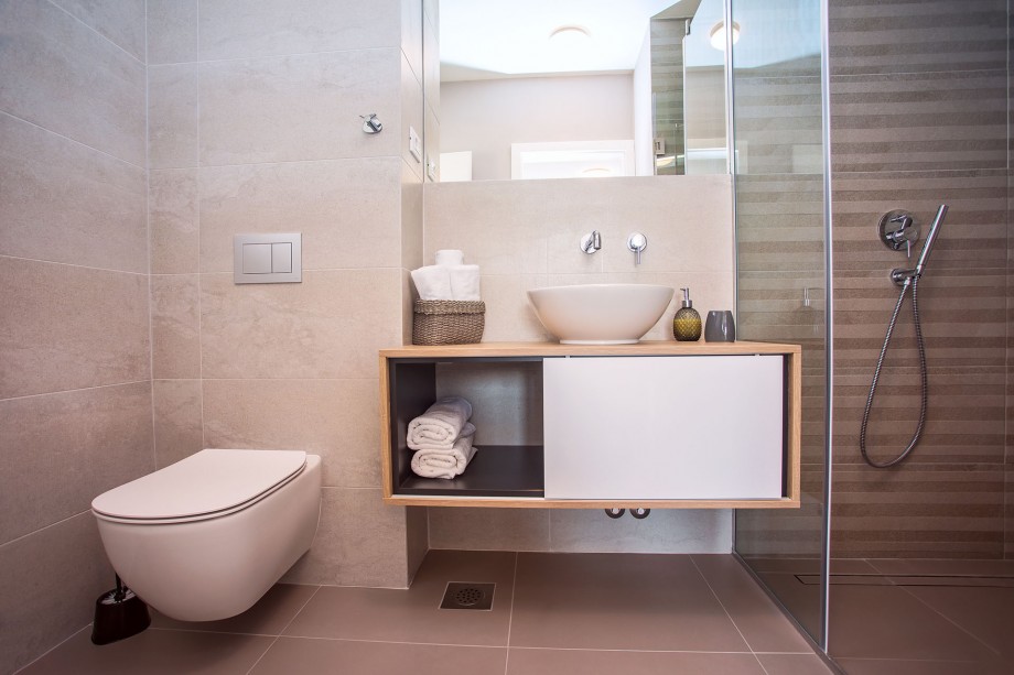 en-suite Bathroom with shower in bedroom No. 3