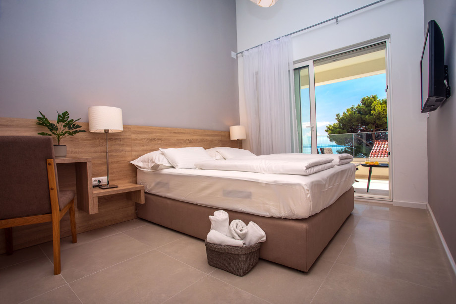 Bedroom No.4 with double bed with en-suite and exit to the terrace-2 floor