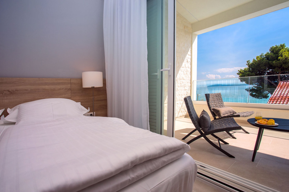 Bedroom No.4 with double bed with en-suite and exit to the terrace-2 floor