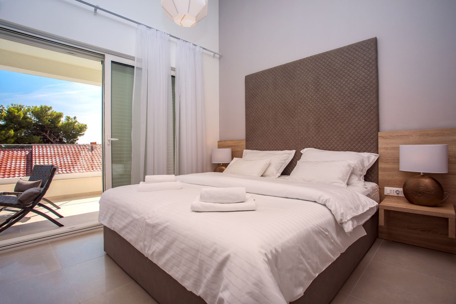 Bedroom No.5 with double bed with en-suite and exit to the terrace-second floor