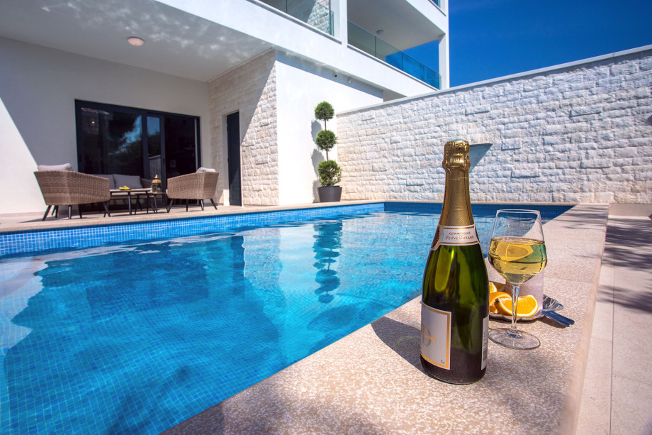 Heated pool with massage 7,5m x 3,5m with sun deck