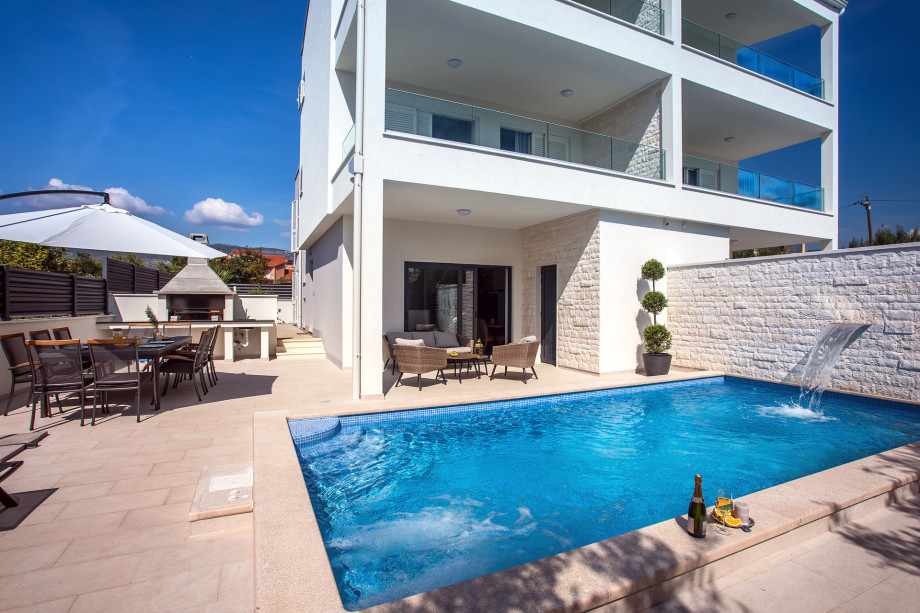 Villa Filip - Garden with barbecue, heated Pool, covered dinning area