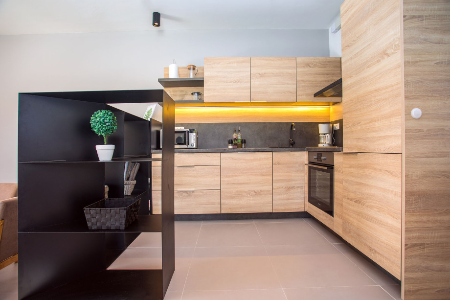 fully equipped kitchen with view on the pool area