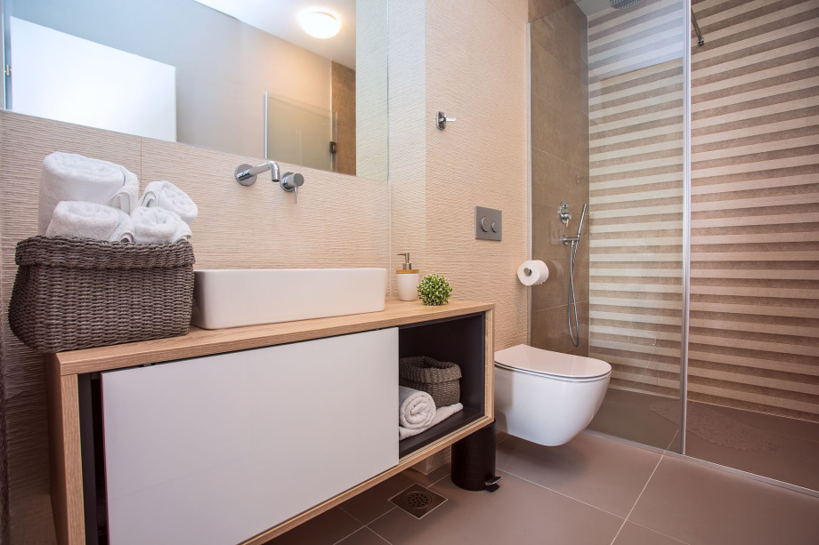 en-suite Bathroom with shower in bedroom No. 1