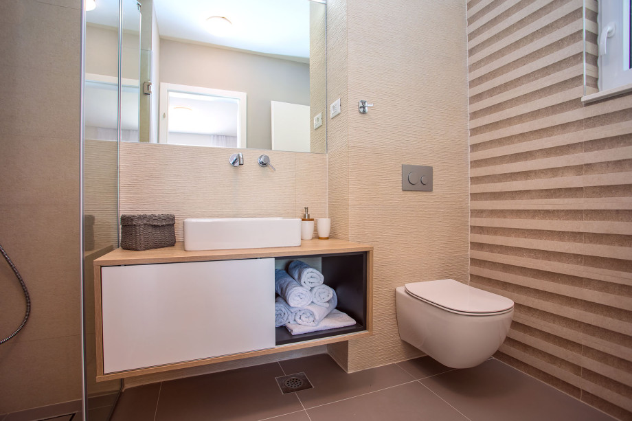 en-suite Bathroom with shower in bedroom No. 3
