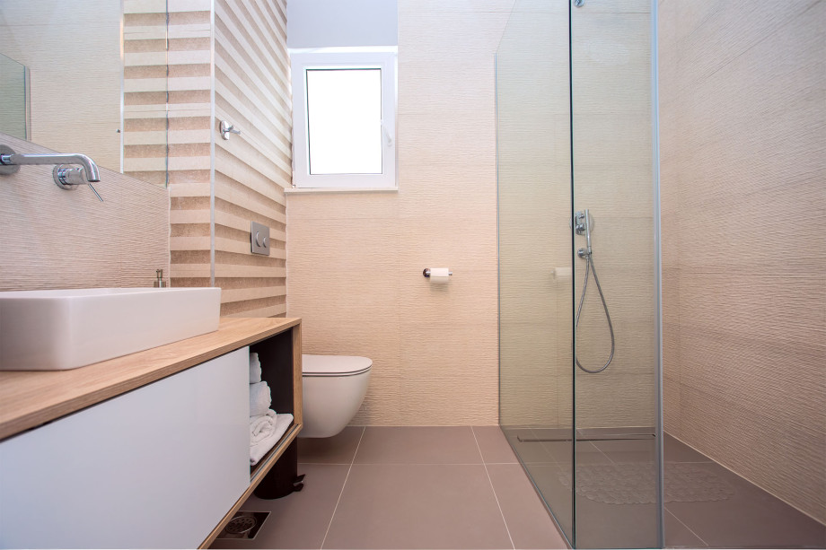 en-suite Bathroom with shower in bedroom No.5