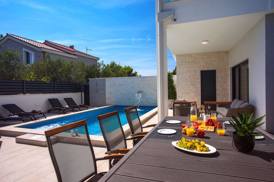 covered outdoor dining area, BBQ, sun deck area with 6 deck chairs