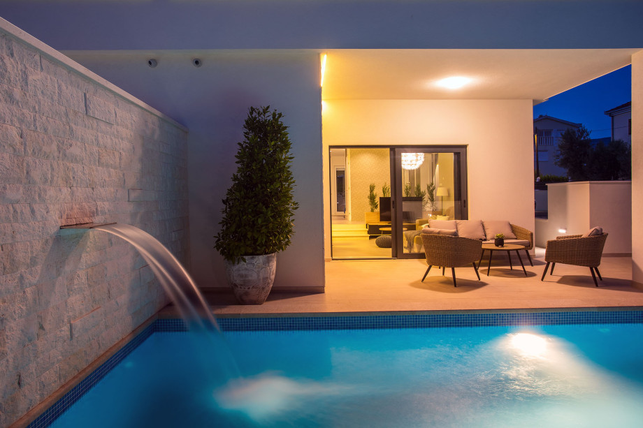 enjoy the sitting area with view on the pool and the small waterfall