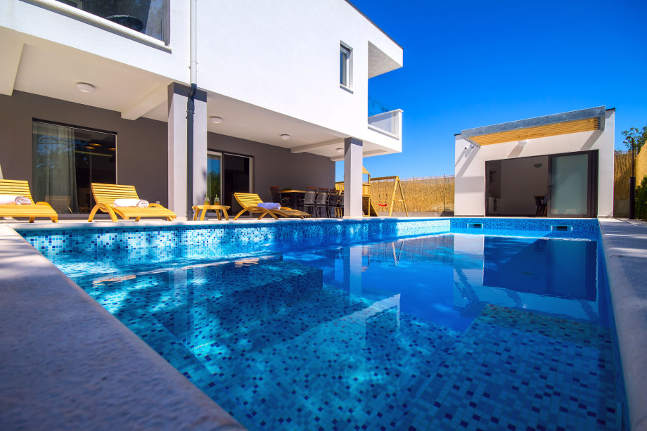 Heated 33sqm pool with attached 5sqm whirlpool (same temperature as the pool water)