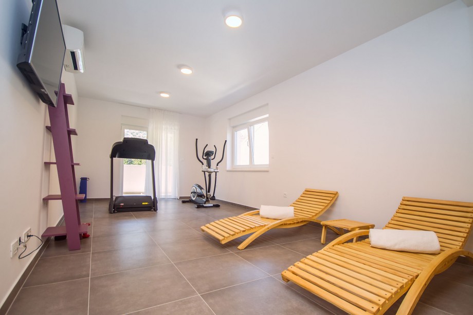 Sauna, orbitrack, treadmill and two deck chairs