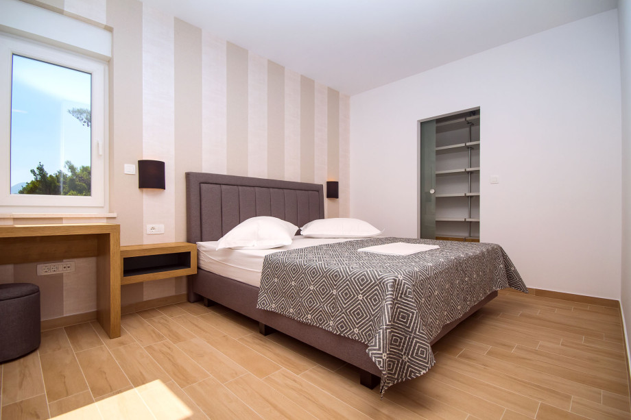 Bedroom No.1 with double bed 180x200 and en-suite bathroom, exit to the balcony