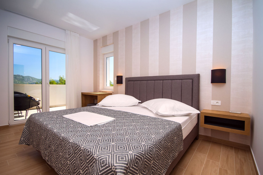 Bedroom No.1 with double bed 180x200 and en-suite bathroom, exit to the balcony