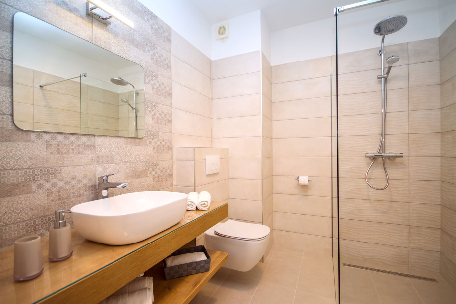 Ensuite bathroom with shower in bedroom No3