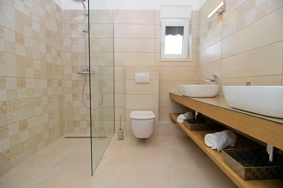 Ensuite bathroom with shower in bedroom No4