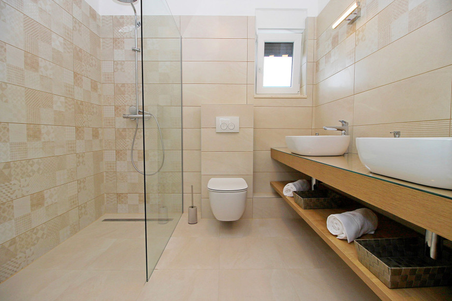 Ensuite bathroom with shower in bedroom No4