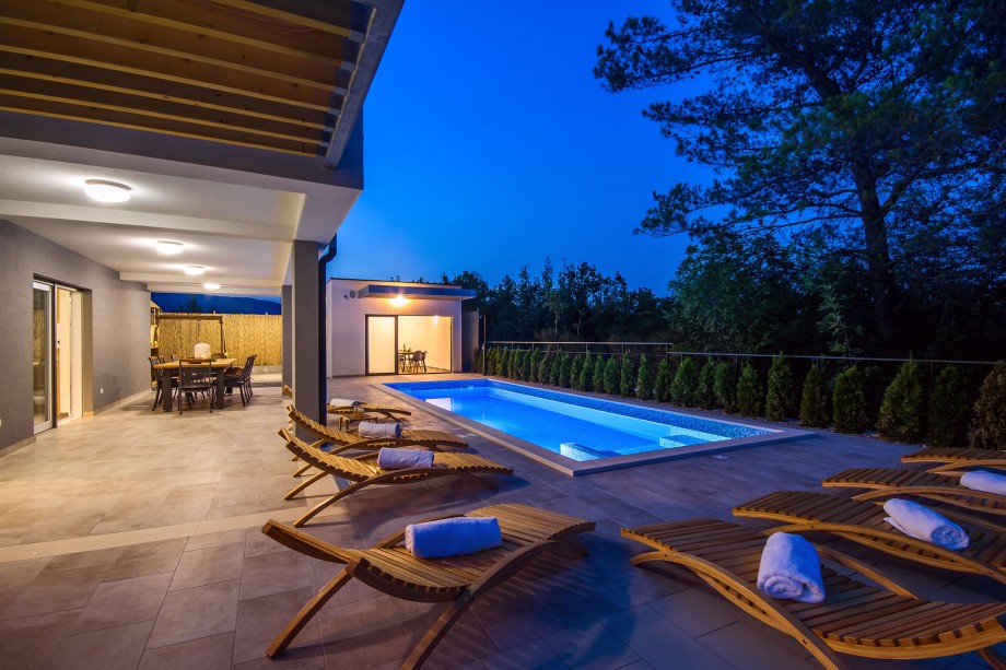 Pool area, outdoor dining place and summer kitchen
