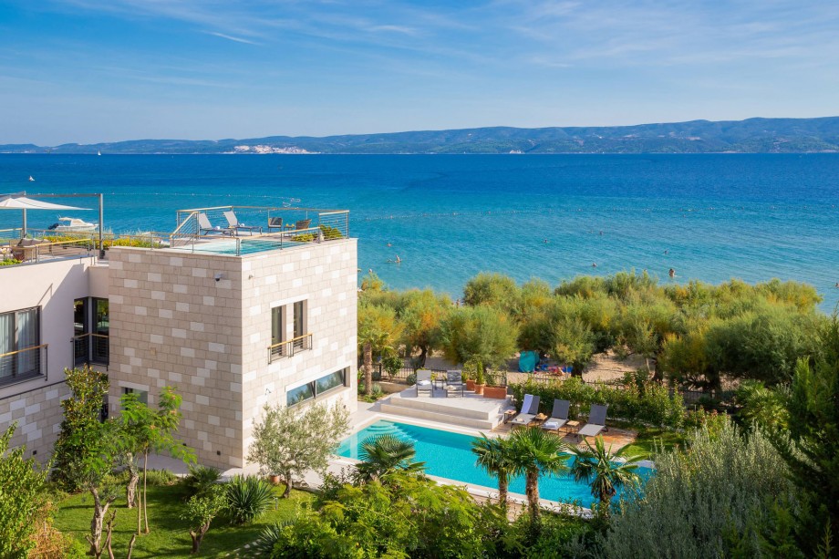 Views to the rooftop with garden, outdoor lounge area, and whirlpool