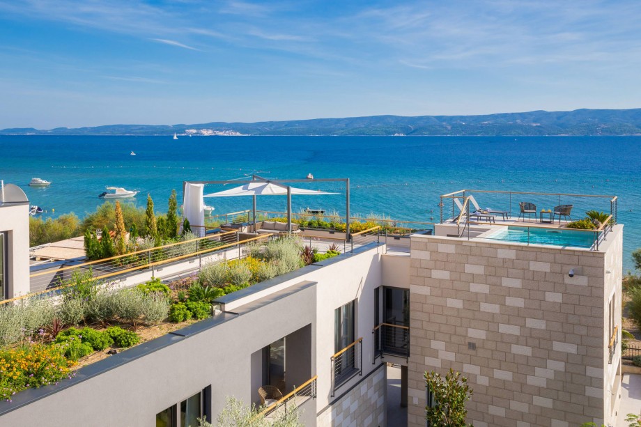 Views to the rooftop with garden, outdoor lounge area, and whirlpool