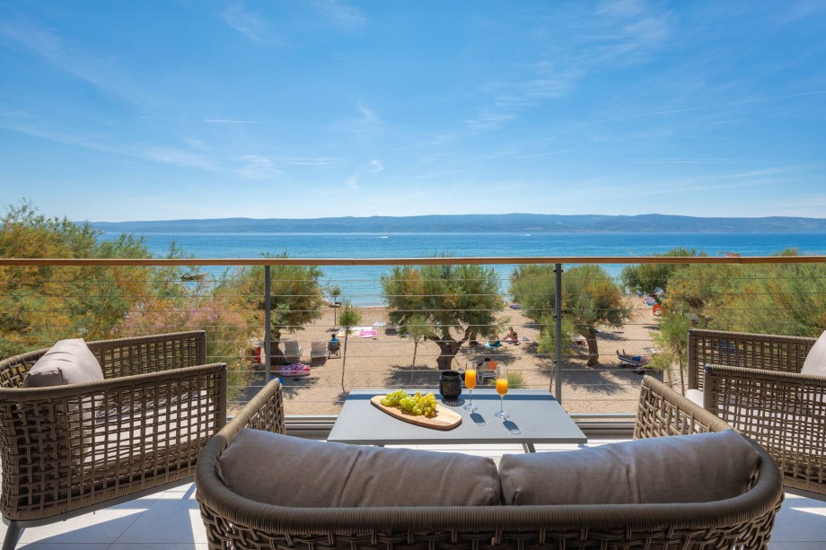 Terrace in front of the living area on the first floor with direct view on the beach