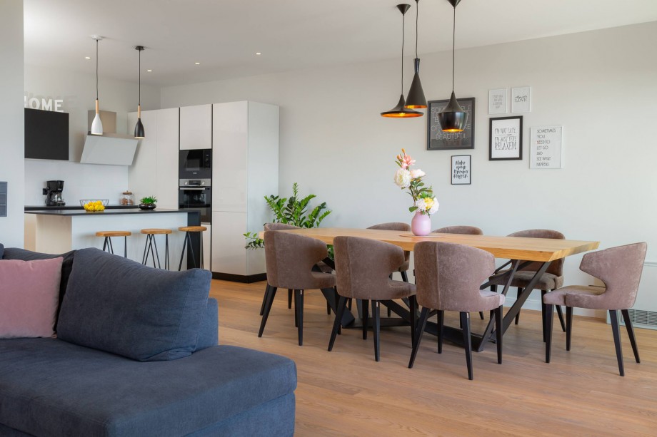 Spacious and carefully decorated living and dining area with fully equipped kitchen