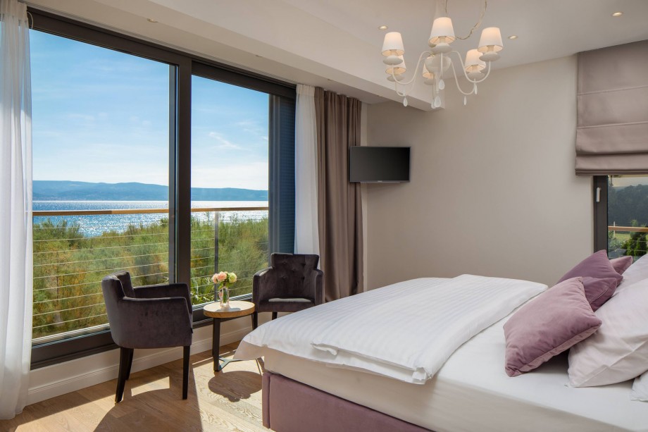 Bedroom No1 with opened sea views, king-size bed 200x220cm and en-suite bathroom