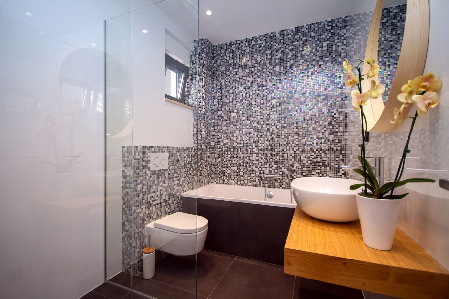 Family bathroom with bathtub and shower next to the living area, 1st floor