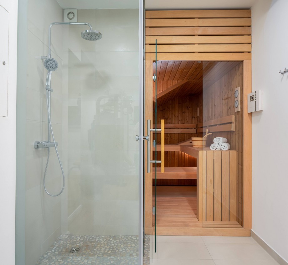 Sauna, shower, gym and TV in one room on the ground floor