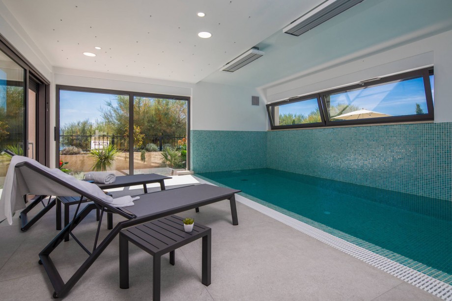 Heated indoor swimming pool with counter-current swimming system