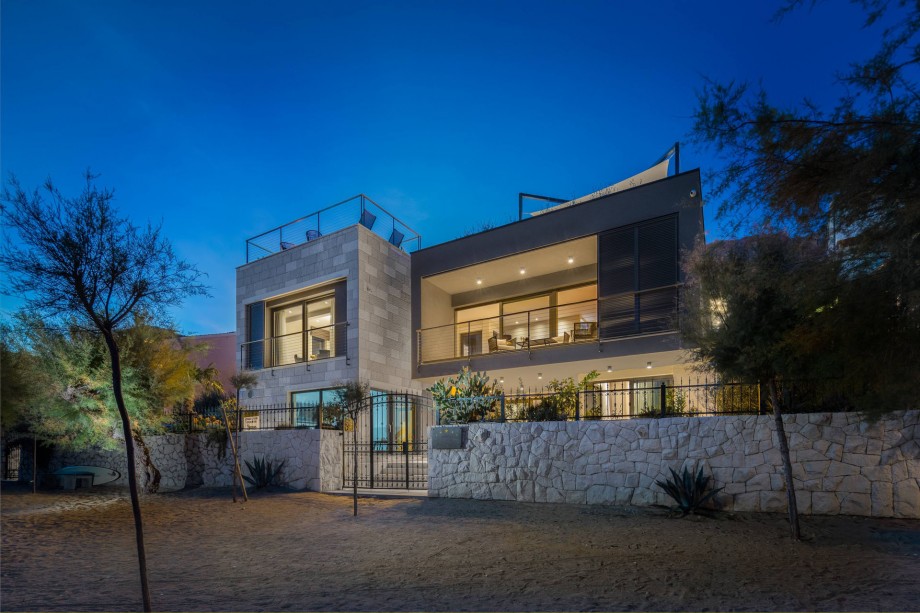 Villa Flores located at the sandy beach in Duće