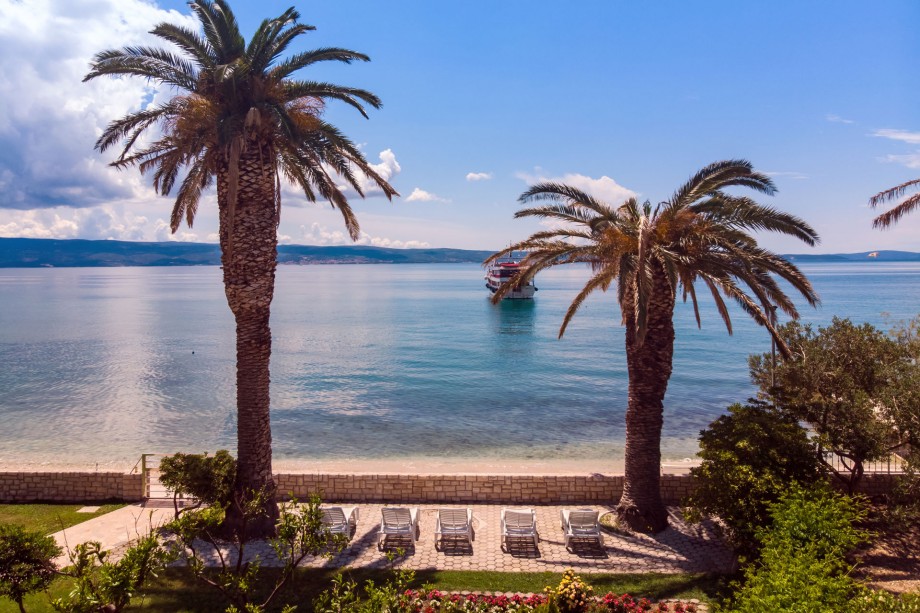 With the stunning beachfront location of Villa Amor, come and enjoy your stay