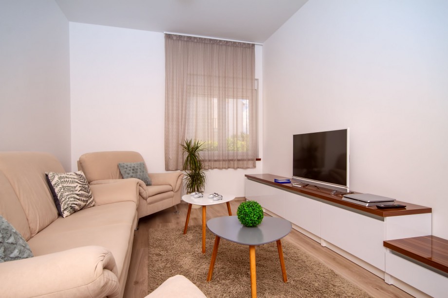 Mediaroom at ground floor with Playstation and TV