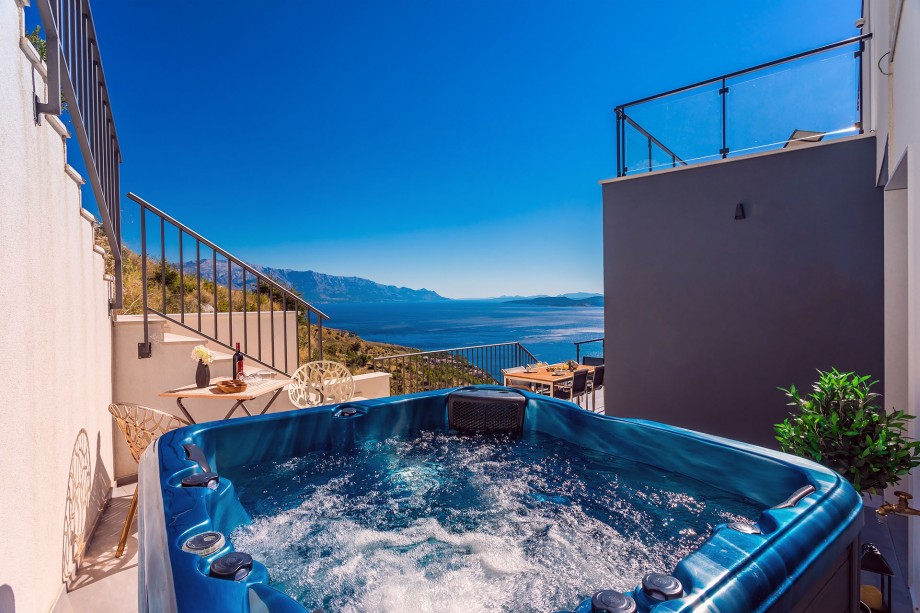 Heated Whirlpool with Seaview for total relax