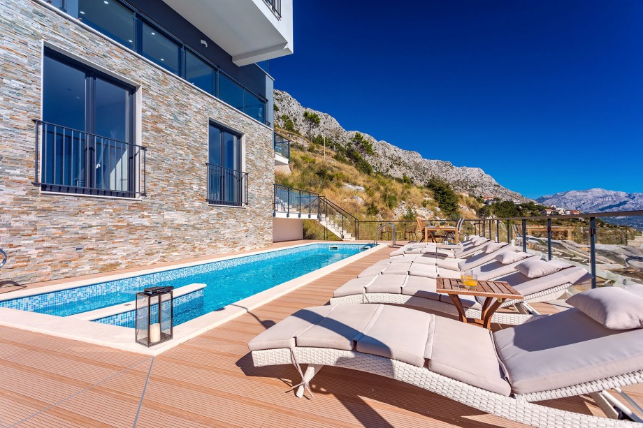 Villa is settled on the slopes of a small hill in Lokva Rogoznica