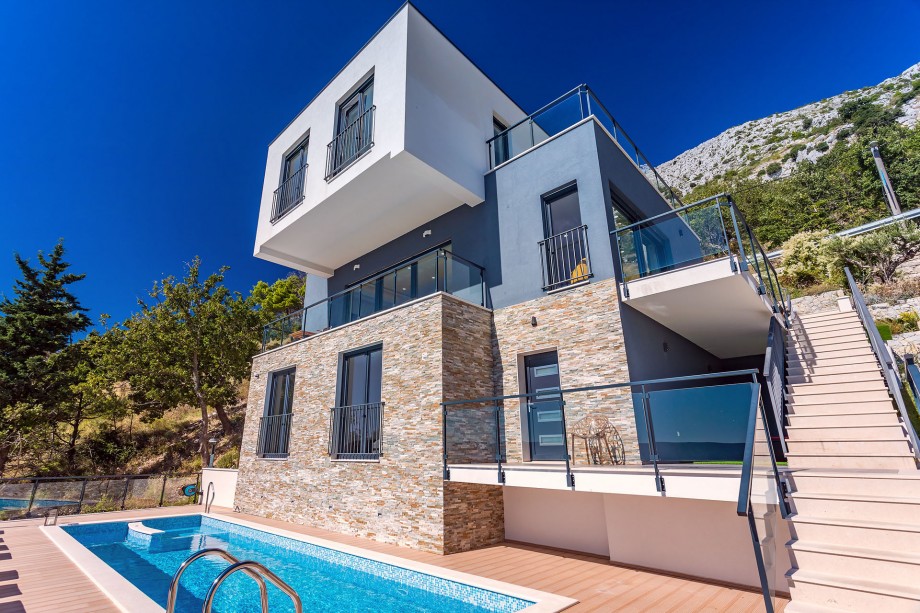 The villa is organized on three different levels