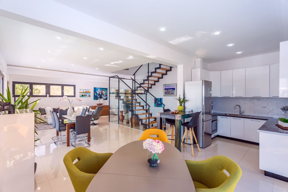 Airconditioned, fully equipped kitchen with dining room is on the middle level