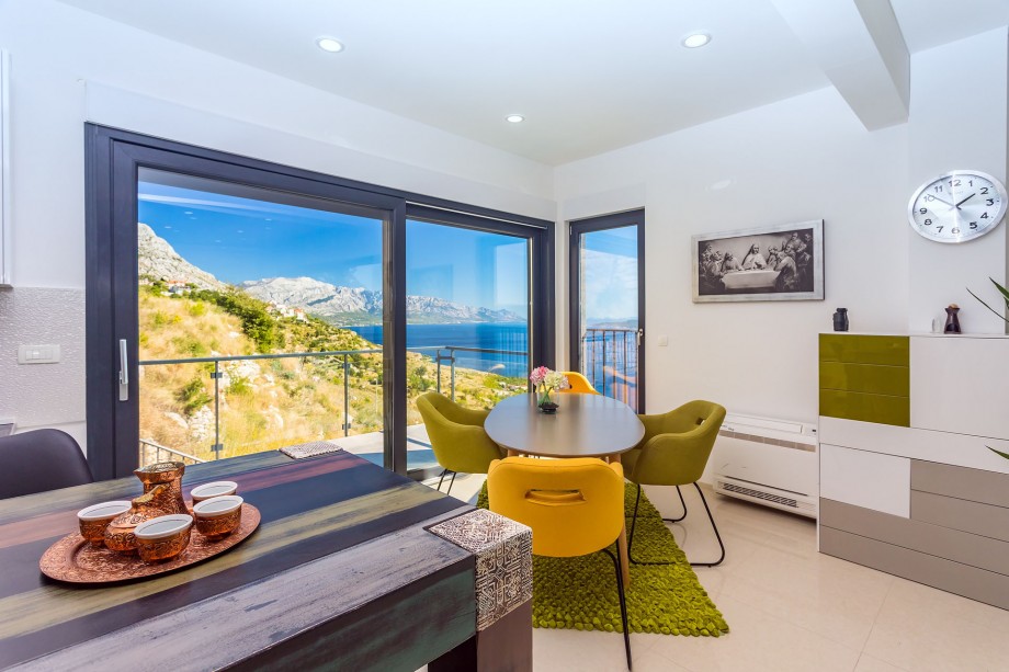 A glass wall on the South and East side offers impressive sea views