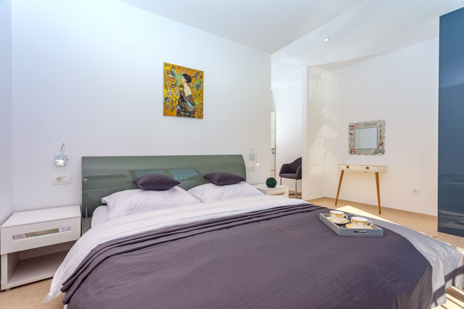 Bedroom No1  offers AC, TV and en-suite bathroom with a bathtub  (lowest level)