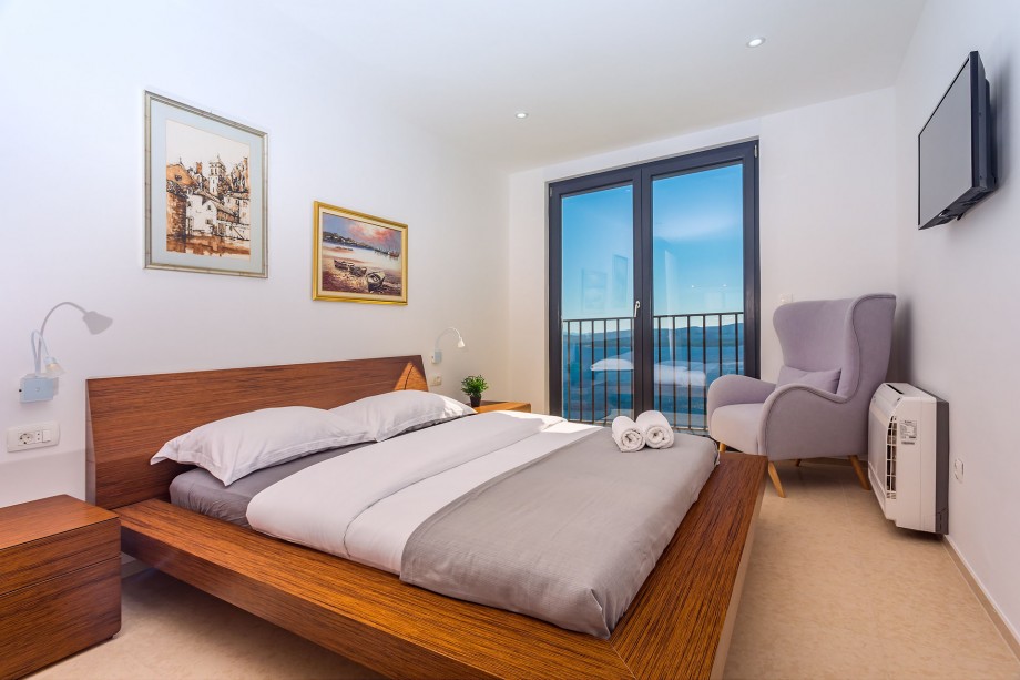 Bedroom No3 with a King size bed 180x200cm with the sea views, a balcony